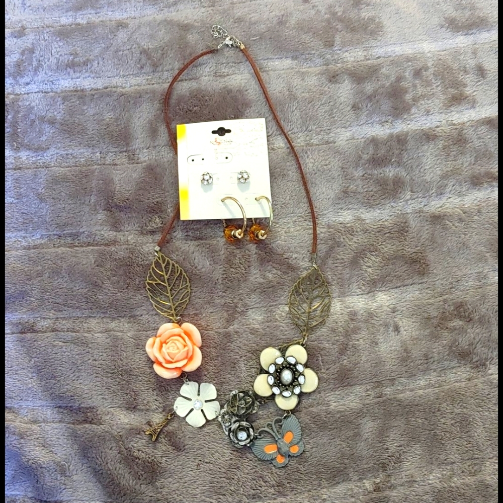 Flower necklace with free earrings!